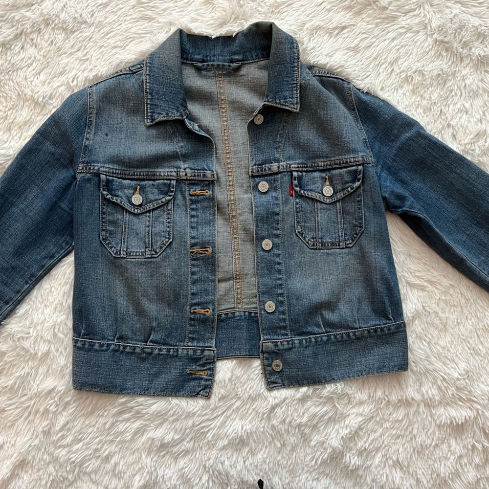 Levis Jean jacket distress look